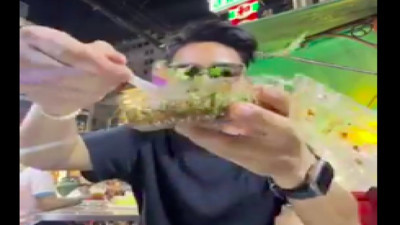 Mideniz hassassa iftardan sonra izleyin: Canlı böceklerin olduğu salatayı afiyetle yedi