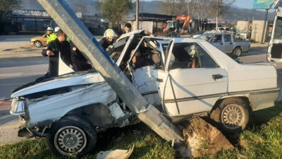 Muğla'da otomobil direğe çarptı. 1 ölü 1 yaralı