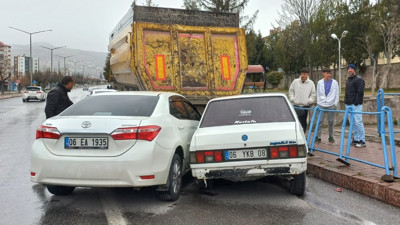 Kaygan yol kazaya neden oldu! 2 otomobil TIR dorsesine girdi: 5 yaralı
