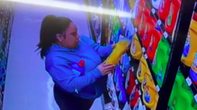 Markette alışveriş yapan kadının gözüne seçtiği deterjan az gelince başka bir deterjandan ekleme yaptı