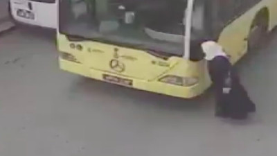 Karşıdan karşıya geçmek isterken otobüsün altında kalıyordu