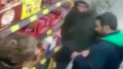 Marketin ortasında çocukların olduğu yerde uyuşturucu alışverişi yaptılar!