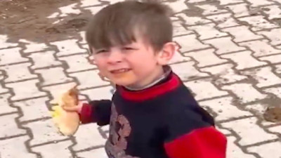 Bir yandan elindeki ekmekten ısırık alıp bir yandan da oruçlu olmaktan bahseden küçük çocuk izleyenleri güldürdü