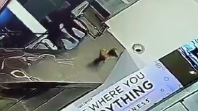 AVM'de trajik kaza: Babasının kucağındaki bebek 3. kattan düşerek hayatını kaybetti