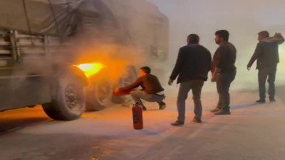 Seyir halindeki tırın lastikleri alevlere teslim oldu