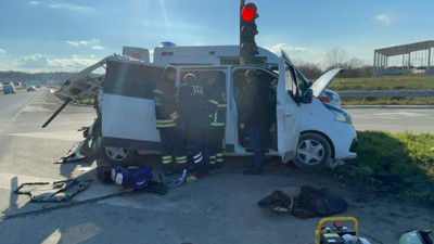 TIR, kırmızı ışıkta bekleyen minibüsü biçti: 5 yaralı