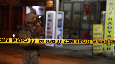 Dur ihtarına uymayıp kaçtı, kaza yaptı: Kendini kapadığı iş yerinde başına silah dayadı