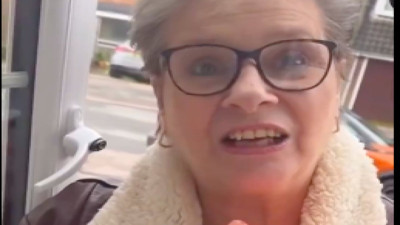 İngiliz kadın Müslüman komşusuna Ramazan kutlaması için şampanya götürünce ortaya komik anlar çıktı