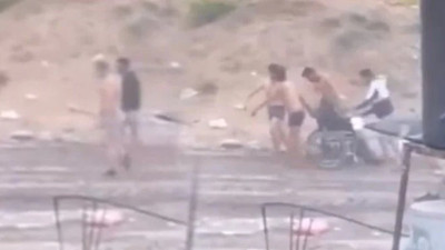 İsrail, Filistinlileri yarı çıplak göçe zorlamış. Görüntüler ortaya çıktı