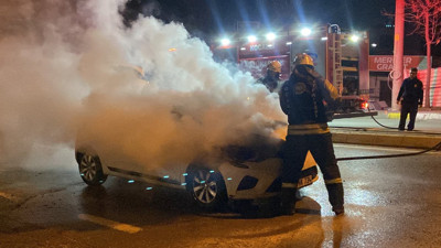Seyir halindeki araçta korkutan yangın (24 Mart 2024)