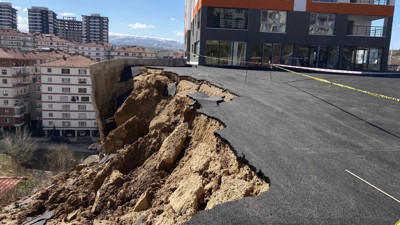 İstinat duvarı gecekondunun üzerine çöktü. Bir vatandaş facianın eşiğinden döndü