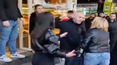 Hırsızlık yaptığı iddia edilince olay çıkartan kadını vatandaşın yardımıyla tutan esnaf isyan etti