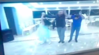 Kendini halayın ritmine kaptıran baba çocuğunu unutup adeta savurdu