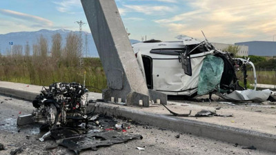 Defalarca takla atan aracın motoru yola fırladı
