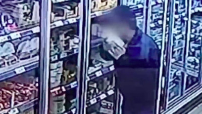 Marketten kaşar peyniri çaldı yakalanınca polise gitmemek için yalvardı