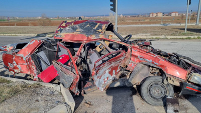 Kamyonla çarpışan otomobilin sürücüsü öldü