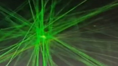 Festival katılımcılarının tehlikeli eğlencesi: Yolcu uçağı lazer ışınlarının odağı oldu