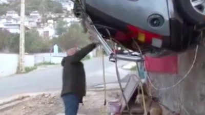 Sürekli kaza yaptığı aracını duvara astı '28 gündür kardayım' dedi