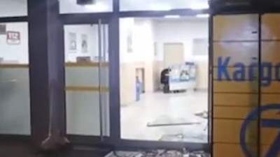 Kargosunu zamanında teslim alamadı: Şubenin camlarını patlattı