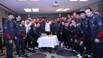 Milli Takım pasta kesti