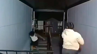 Erkek arkadaşının hayatını kalaşnikof silahla kurtaran kadın görenleri şaşırttı