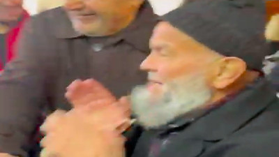 'Kürtaj Dayı' olarak bilinen AKP'li yaşlı amcayı CHP'ye oy vermesi için ikna etmeye çalıştılar