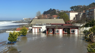 Fırtına sahil hattını yıktı geçti! Dalga boyu 5 metreye yükseldi