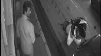 Yola dökülen yağdan motosikleti kaydı: Sürücü yerde sürüklendi