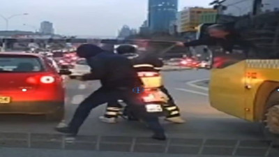 Kendisine saldıran motosikletlilere biber gazı sıktı