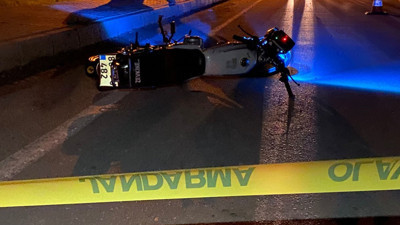 Yön levhasına çarpan 18 yaşındaki motosikletli hayatını kaybetti