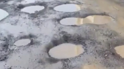 Şanlıurfa'da bi vatandaş yolların halini çekerek isyan etti: 'Şeytana oy veririm bunlara oy vermem'