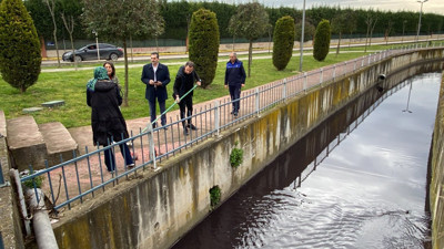 Eskiden balık tutulan dere fabrika pisliğinden simsiyah akıyor