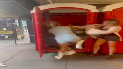 Tuvalet sırası kavgasında ortalık karıştı: Genç kadının suratını tekmeledi