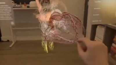 Tıp öğrencisinin Apple vision pro ile üç boyutlu organlarla ders çalıştığı anlar beğeni topladı