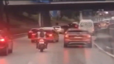 Motosiklet sürücüsünün alkışlanacak hareketi: Ambulansa fermuar sistemiyle yol açtırdı