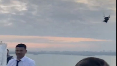 Adana'dan başka yerde göremezsiniz: Gelin damat manzaraya karşı oynarken paraşütçüler de gökyüzünde oynadı