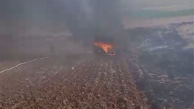 Tarlasını sürdüğü traktör bir anda alev aldı