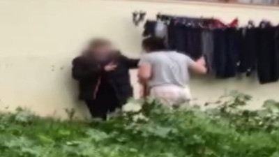 Oğluyla kavga eden çocuğu eline aldığı şişle tehdit etti: 'Senin beynini patlatırım'