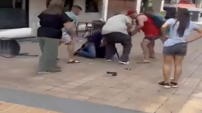 Elinde kocaman bıçakla saldırmaya çalışan Afrikalı mülteci çevredeki vatandaşlar tarafından etkisiz hale getirildi