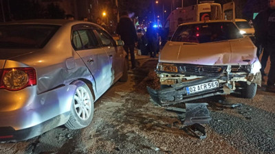 Adıyaman'da iki otomobil çarpıştı: 5 yaralı