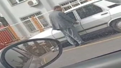 Arabasını park etti, anahtarı lastiğin üzerine koyup dilenmeye gitti