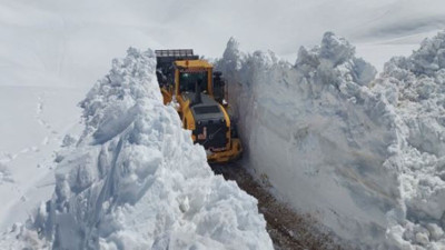 Mehmetçiğin kapalı yolları açılıyor