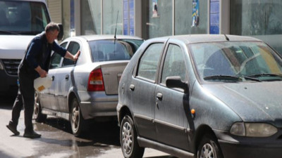 Araçların üzerine çamur yağdı