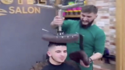 Müşterisin kafasına sandalyeyle defalarca vurarak yaptığı saçı gösterdi