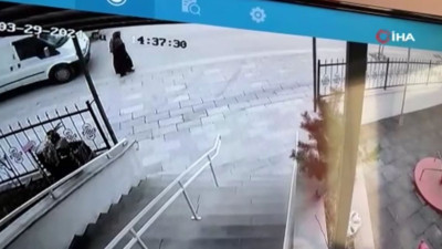 Soluna bakmadan karşıya geçmek isteyince arabanın altında kaldı