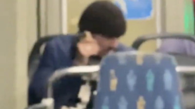 Sigara paketini telefon sanıp kulağına koyup konuşmaya çalıştı