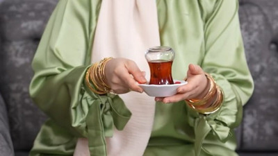 Yeni gelinden sıra dışı çay ikramı: Misafirler çayı halıya boşalttı