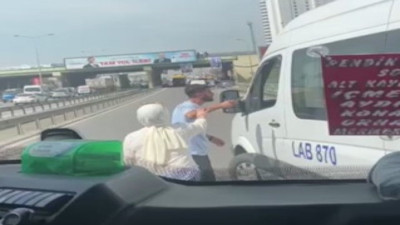 Bıçakla servis şoförüne saldırdı: Engellemeye çalışan kadına tekme attı