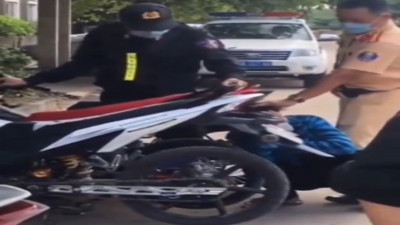 Sokakta abart egzoz kullanan gence ders niteliğinde ceza!