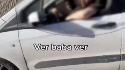 İki genç trafikte ara gaz verirken yandaki arabanın içinde polis çıktı